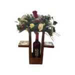 Ξύλινη Κατασκευή με Κόκκινο Κρασί, Δυο Γυάλινα Ποτήρια Και Ανθοσύνθεση