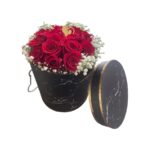 Μεσαία Ανθοσύνθεση σε Καπελιέρα Από Τριαντάφυλλα Κόκκινα / Λευκά/ Ροζ