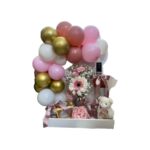 Μικρή Σύνθεση με Μπαλόνια, Κρασί, Βαζάκι με Λουλούδια, Σοκολατάκια, Αρωματικό Κερί, Αρκουδάκι, Soap Flower, σε Ξύλινη Κατασκευή