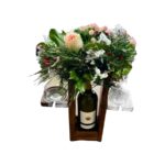 Ξύλινη Κατασκευή με Λευκό Κρασί, Δυο Γυάλινα Ποτήρια Και Ανθοσύνθεση